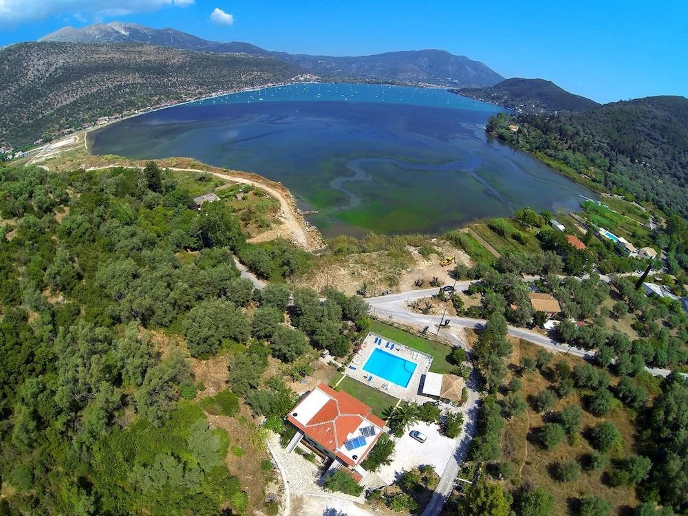 Vliho Bay & Apartament Yénion