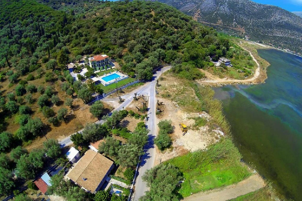 Vliho Bay & Yénion